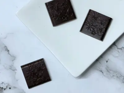 Craquage chocolat noir dessin fleur