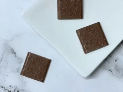Craquage chocolat au lait dessin fleur